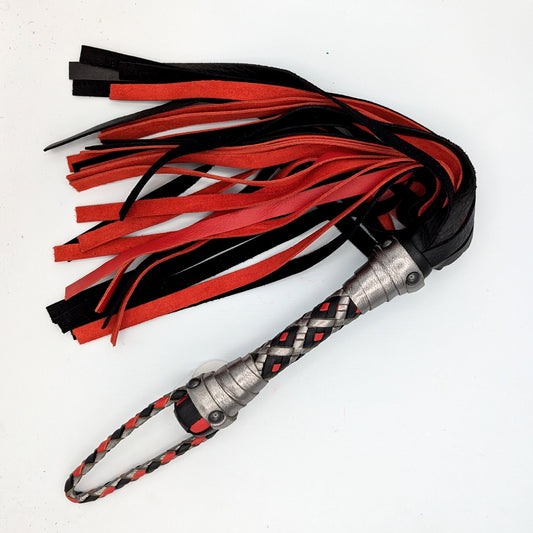 Auf Bestellung gefertigter Custom Leather Flogger - Kuhhaut und mehr!