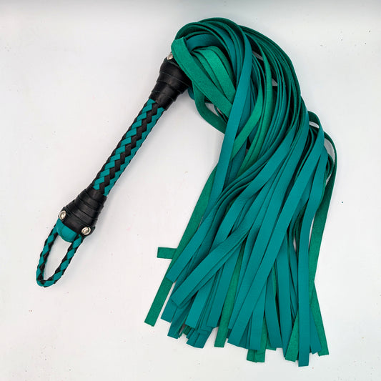 Auf Bestellung gefertigter Custom Leather Flogger - Kuhhaut und mehr!